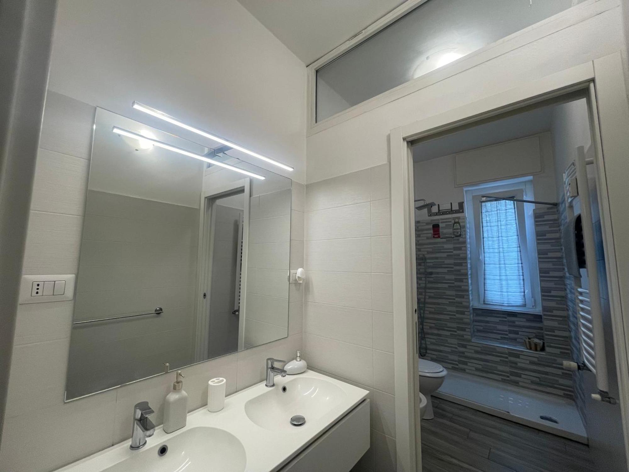 Gardone Apartment - Ampio Appartamento Con 2 Camere Da Letto - Comodo Per Duomo! Milan Bagian luar foto