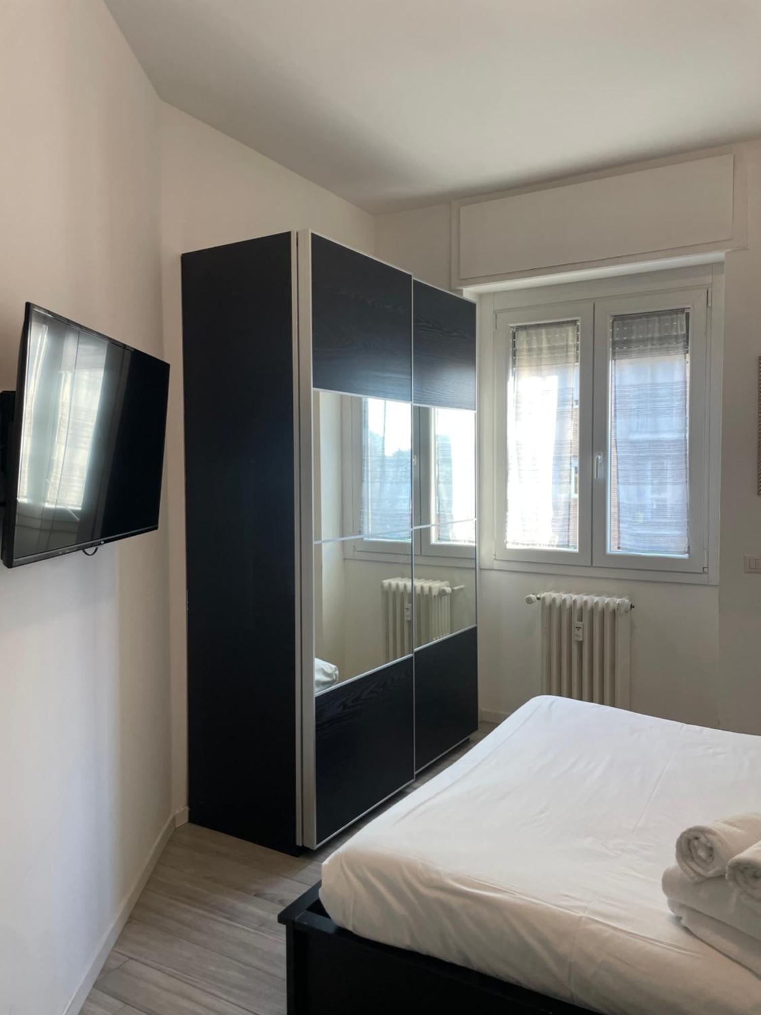 Gardone Apartment - Ampio Appartamento Con 2 Camere Da Letto - Comodo Per Duomo! Milan Bagian luar foto