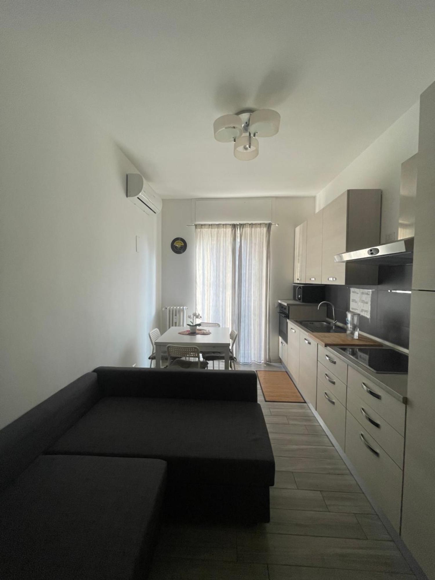 Gardone Apartment - Ampio Appartamento Con 2 Camere Da Letto - Comodo Per Duomo! Milan Bagian luar foto