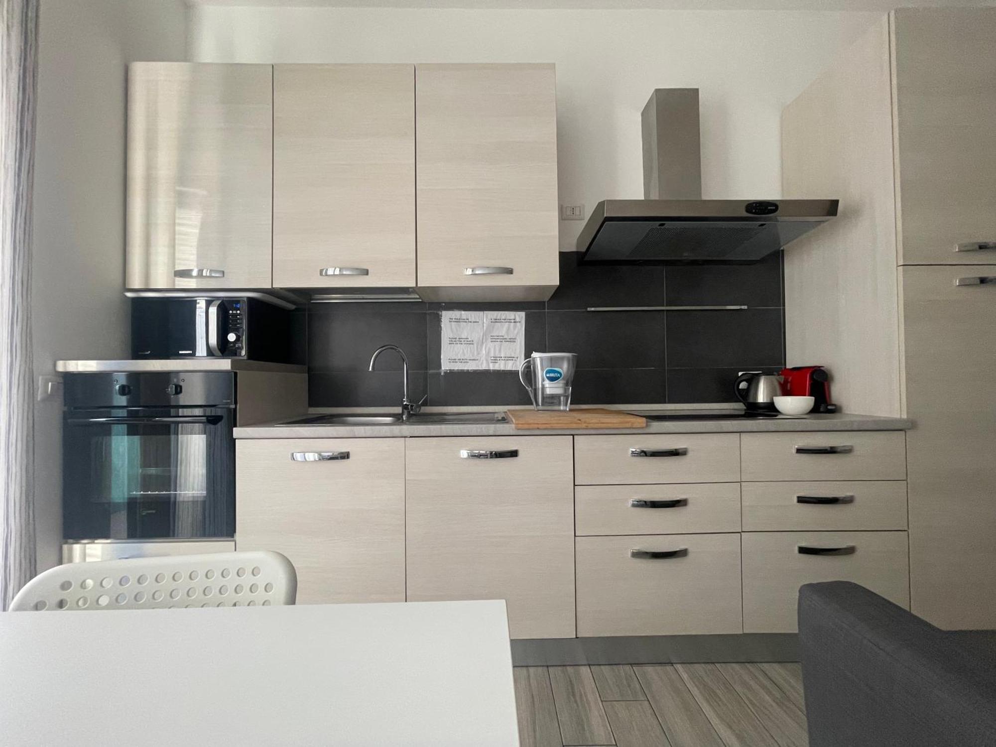 Gardone Apartment - Ampio Appartamento Con 2 Camere Da Letto - Comodo Per Duomo! Milan Bagian luar foto